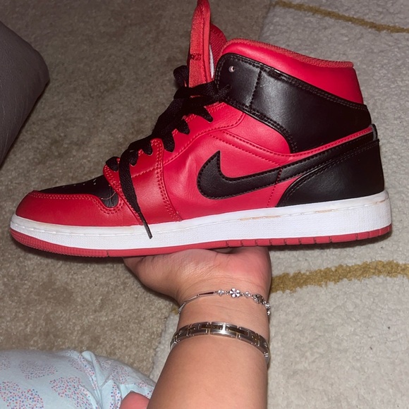 Jordan ones black and red mid US 8 mens - Picture 2 of 6